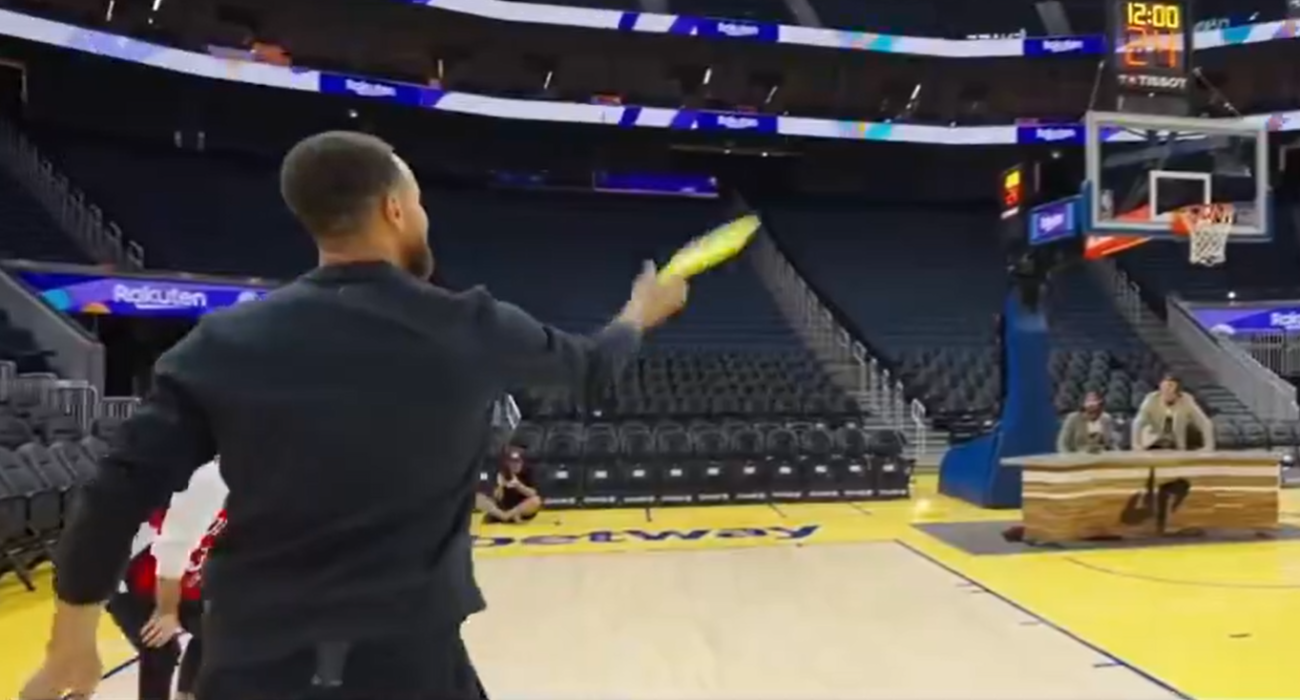 Ο Στέφ Κάρι ρίχνει με φρίσμπι από το τρίποντο / πηγή: DudePerfect