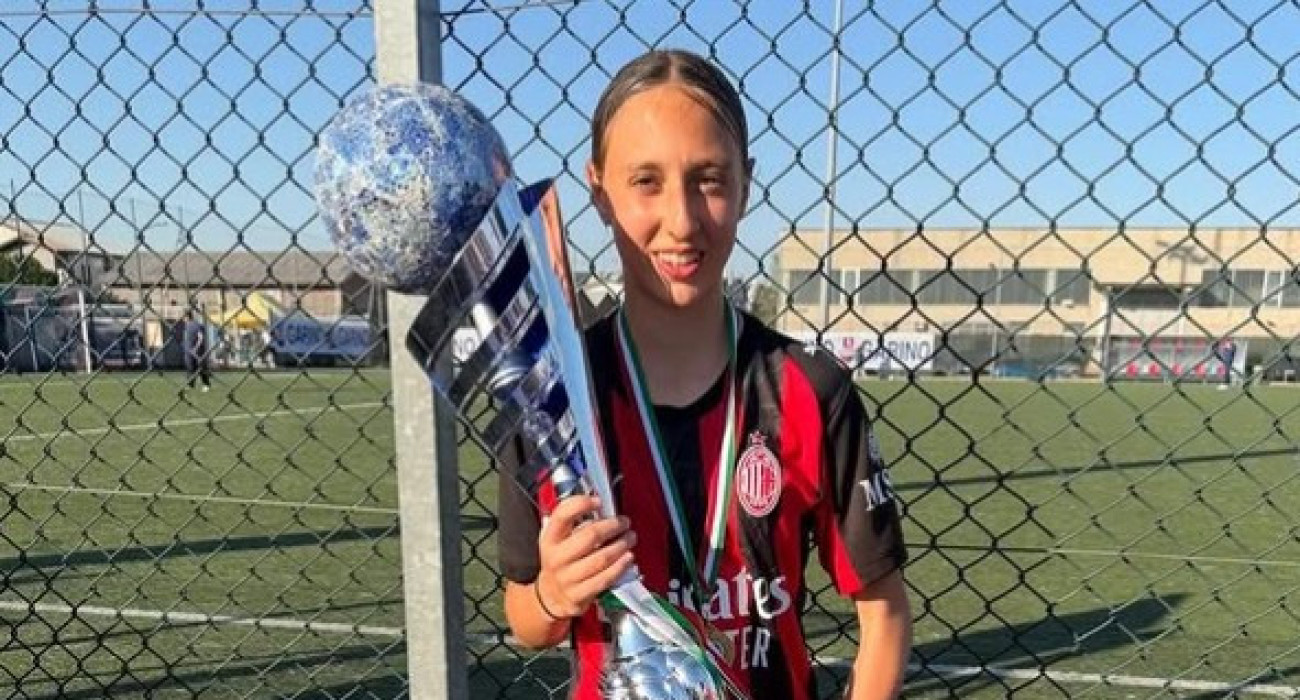 H 13χρονη Έμα με τη φανέλα της Μίλαν και το τρόπαιο στα χέρια / Screenshot