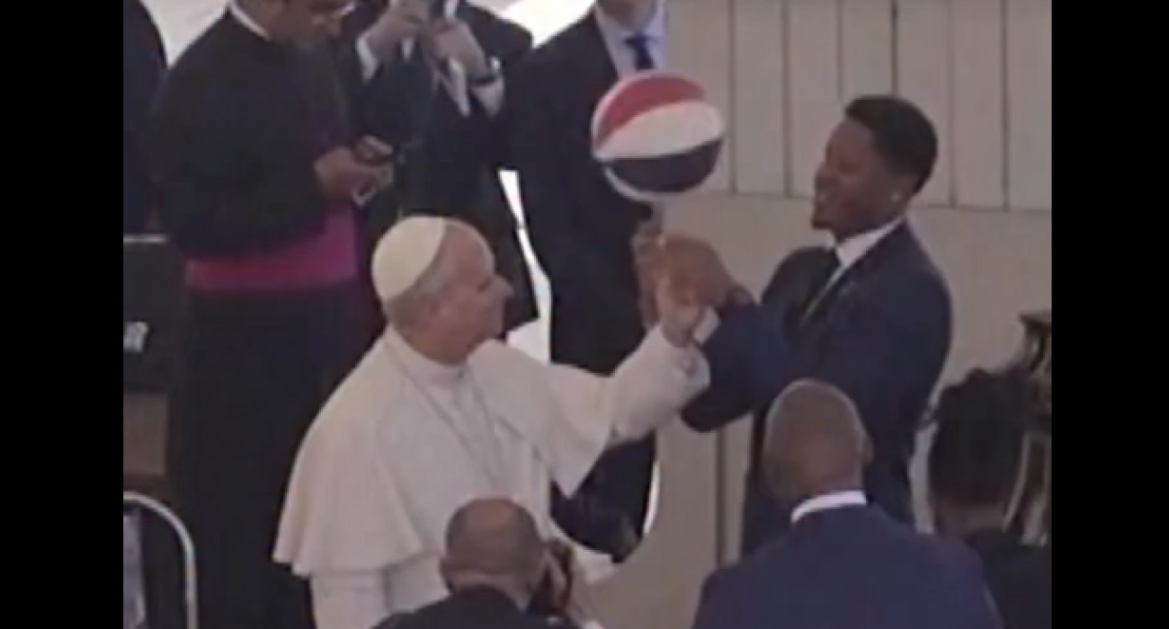 Οι Harlem Globetrotters βρέθηκαν στο Βατικανό και δίδαξαν στον Πάπα Λέων κολπάκια με την μπάλα (video)