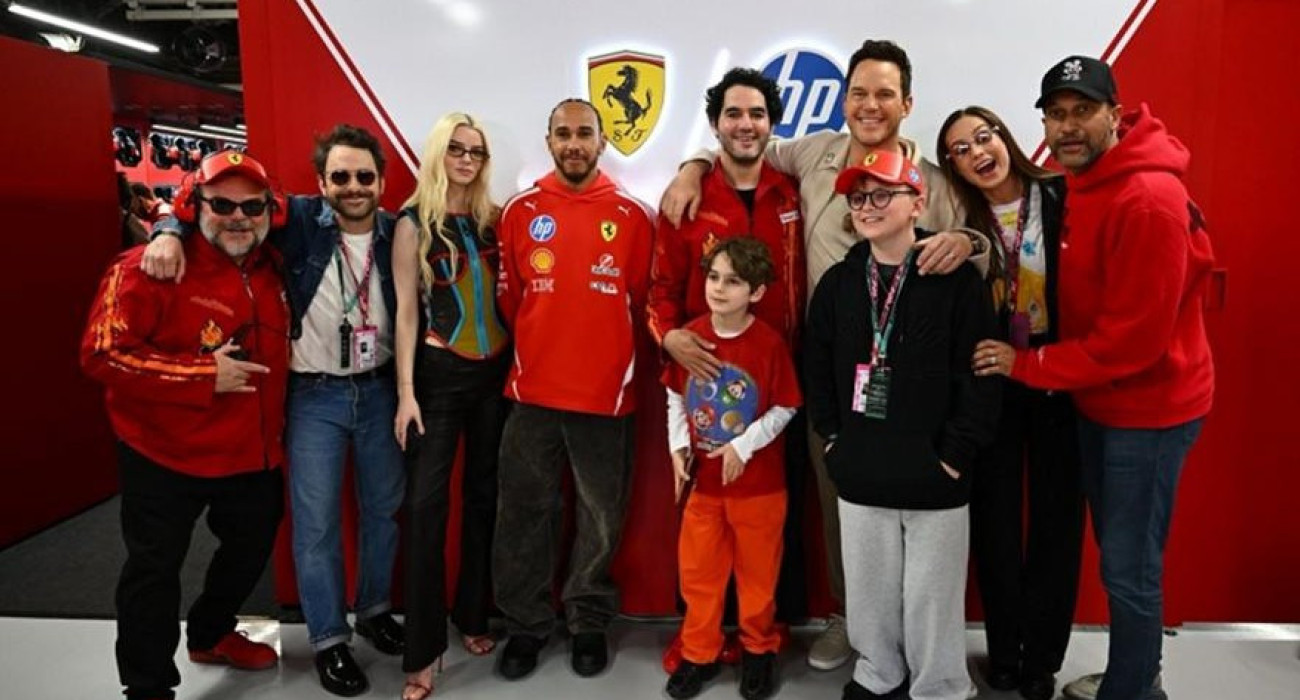 Το καστ του «The Super Mario» στο γκαράζ της Ferrari