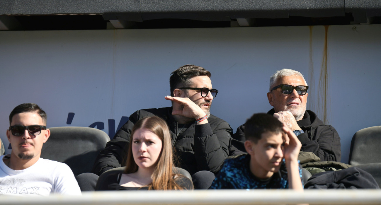 Ευριπίδης Τσιμπανάκος και Αλέκος Βοσνιάδης παρακολουθούν το παιχνίδι Πανσερραϊκός - Αστέρας AKTOR / Πηγή: Intime