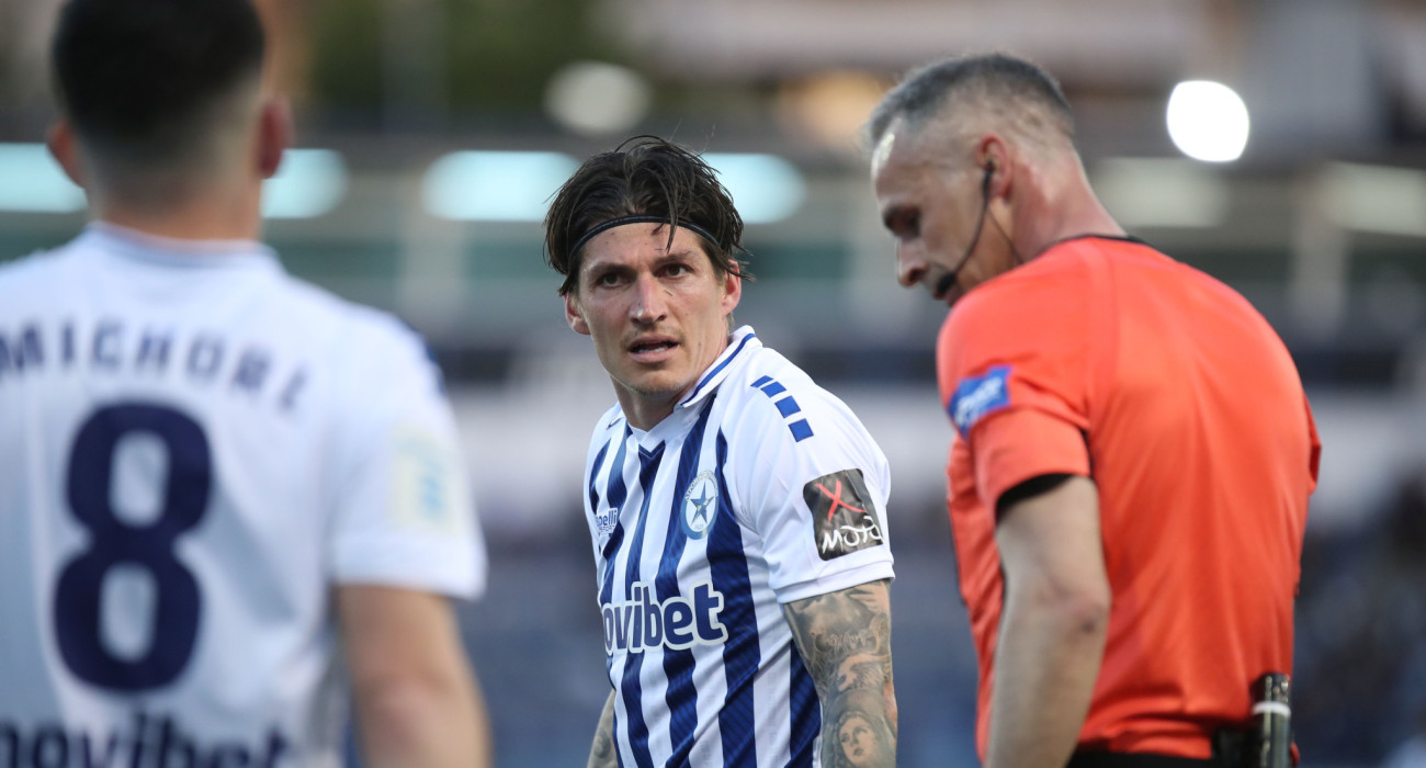 Ο Στίβεν Τσούμπερ διαμαρτύρεται στον Θανάση Τζήλο / Πηγή: Intime