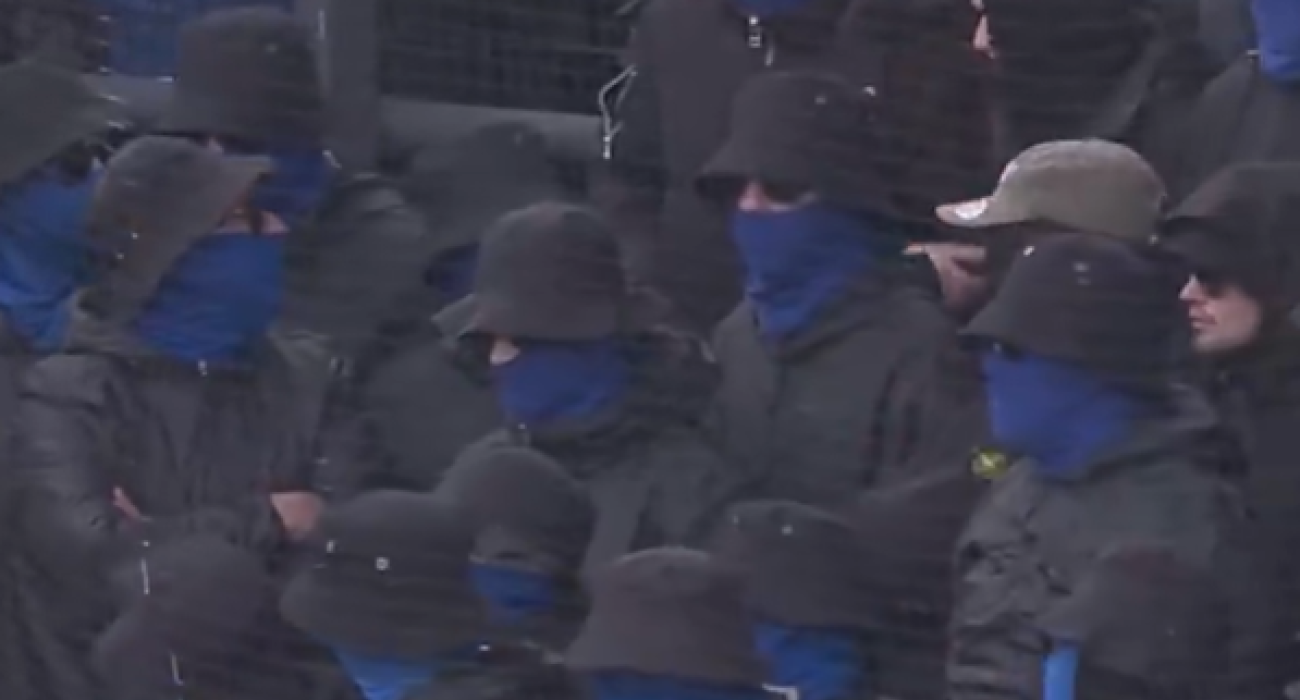 Οι «μασκοφόροι» οπαδοί της Τσβόλε που προκάλεσαν την αναβολή του ντέρμπι / Screenshot