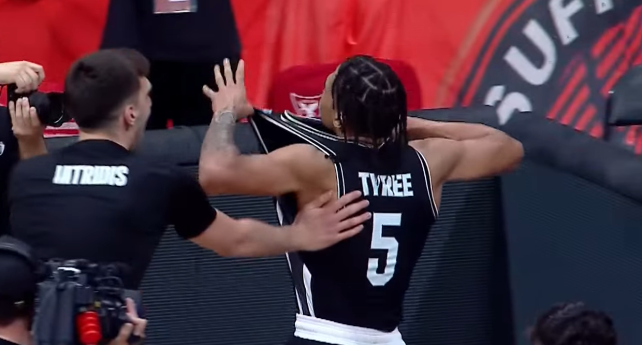 Ο Ταϊρί δείχνει τη φανέλα του στον κόσμο της Μούρθια μετά τη μεγάλη πρόκριση του ΠΑΟΚ