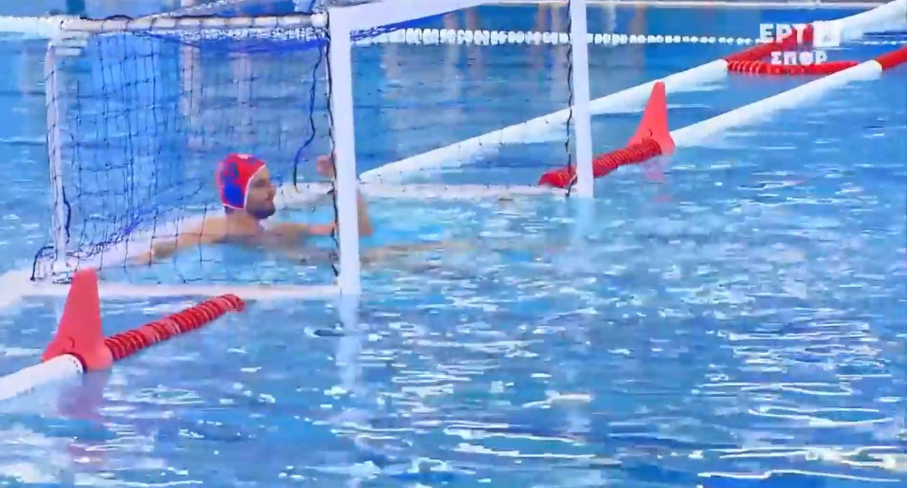 Ο Παναγιώτης Τζωρτζάτος αράζει στο τέρμα του μετά από δύο σερί αποκρούσεις στο Ελλάδα - Ισπανία / Πηγή: Glomex