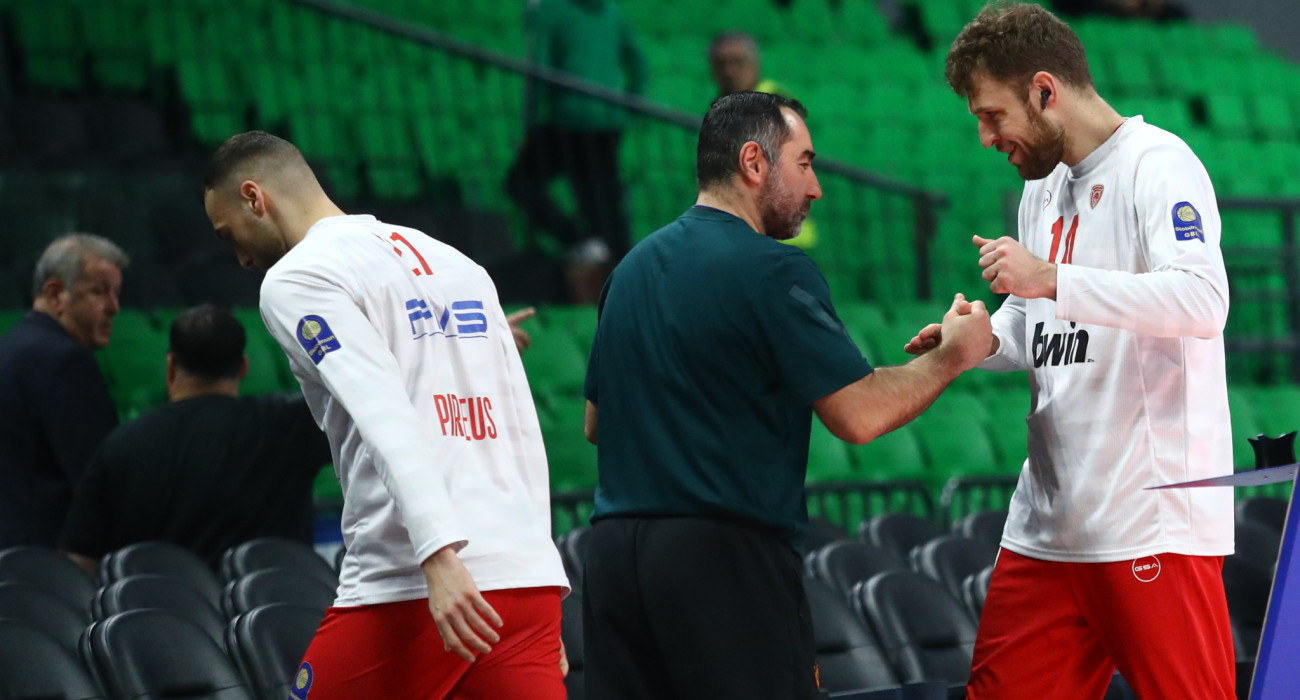 Ο Σάσα Βεζένκοφ με τον βοηθό προπονητή του Παναθηναϊκού, Σάββα Καμπερίδη / Πηγή: Eurokinissi