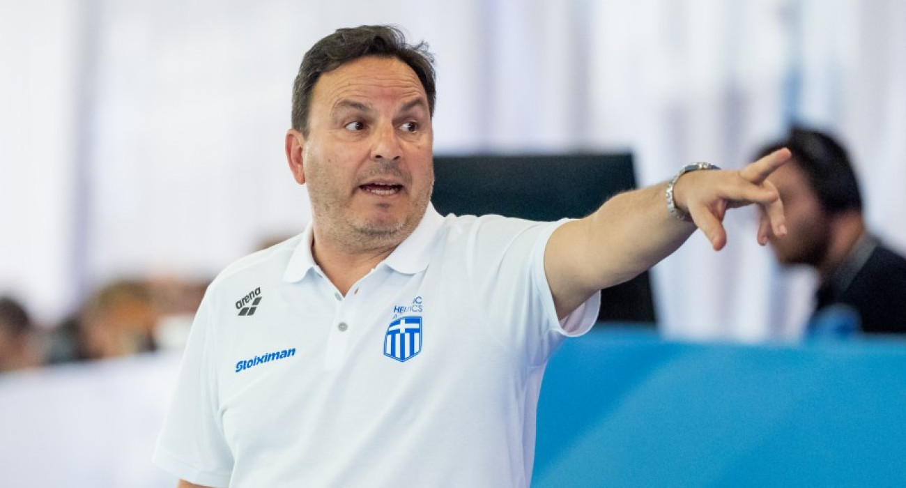 Ο ομοσπονδιακός προπονητής, Θοδωρής Βλάχος στον αγώνα της Ελλάδας με τη Σερβία / Πηγή: ΚΟΕ