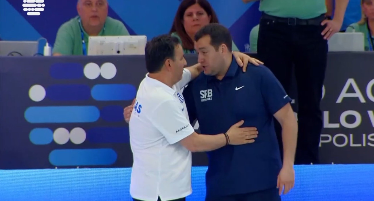 Ο θοδωρής Βλάχος καθησυχάζει τον Ούρος Στεφάνοβιτς μετά την κόκκινη κάρτα στο Ελλάδα - Σερβία / Πηγή: Glomex