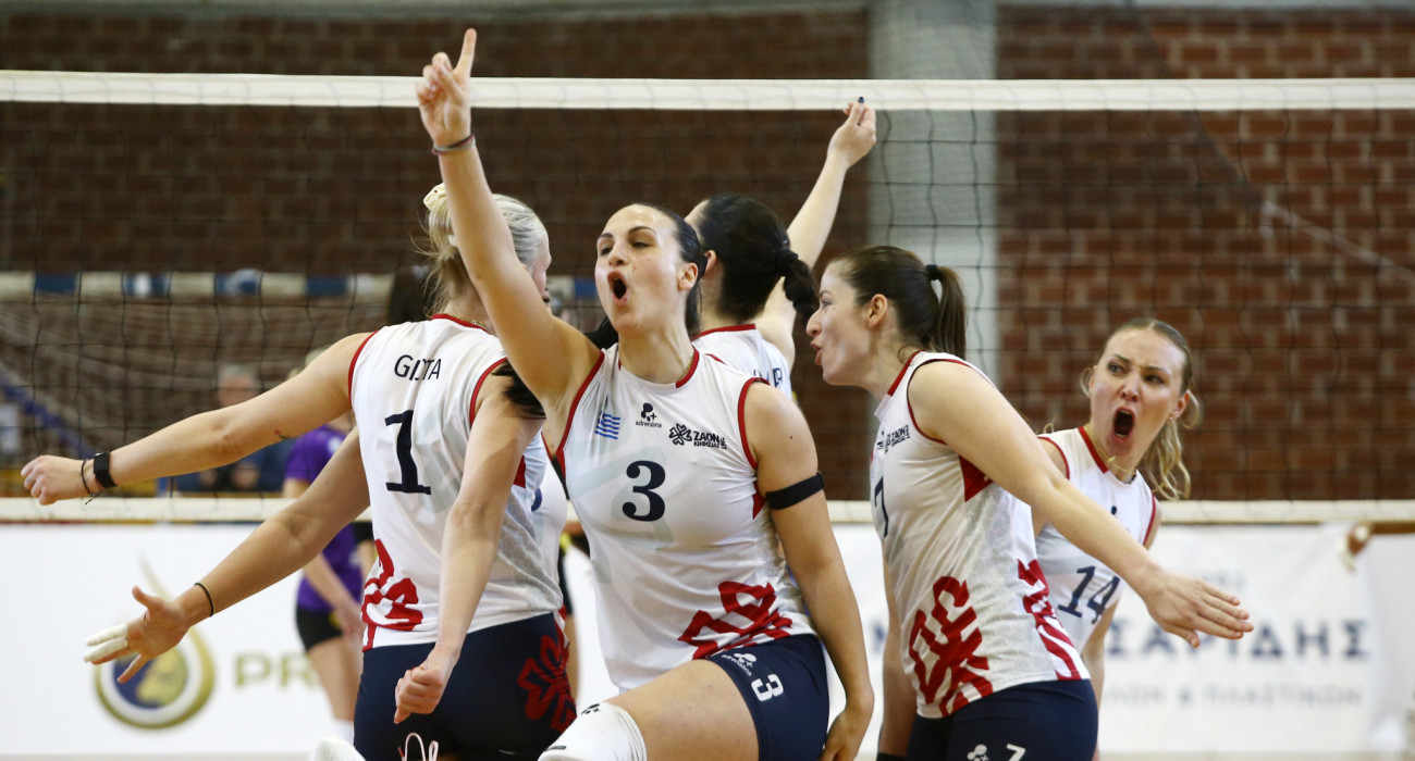 Η Ελπίδα Τικμανίδου πανηγυρίζει με τις παίκτριες του ΖΑΟΝ στο ντέρμπι με τον Ολυμπιακό στα play offs της Volley League Γυναικών / Πηγή: Intime