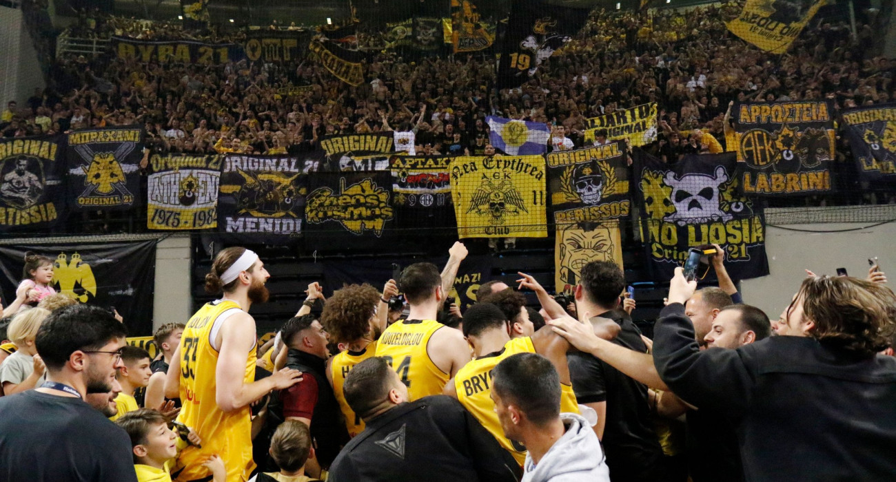 «Τρελάθηκαν» οι παίκτες της ΑΕΚ με τον κόσμο στην κατάμεστη Sunel Arena