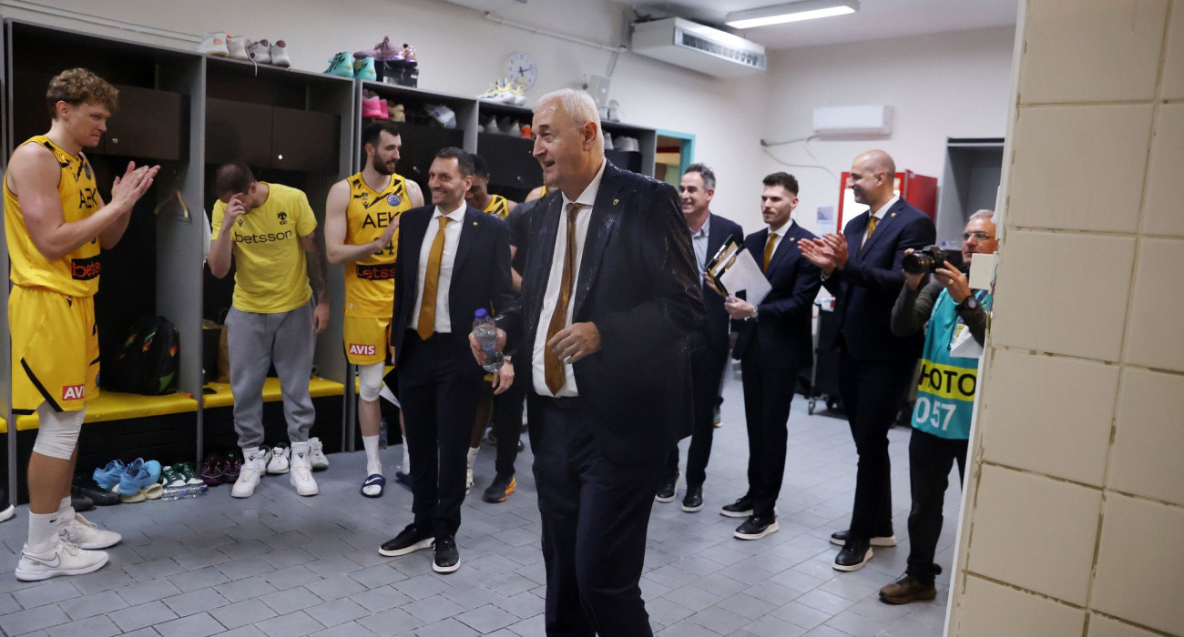 Έπος: Οι παίκτες της ΑΕΚ μπουγελώνουν τον Σάκοτα και τραγουδούν το όνομά του (video)