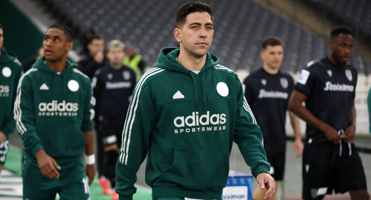 Ο Τάσος Μπακασέτας κατά την είσοδό του στο γήπεδο πριν τον εφετινό, πρώτο αγώνα με τον ΠΑΟΚ στο ΟΑΚΑ - ΠΗΓΗ: ΙΝΤΙΜΕ