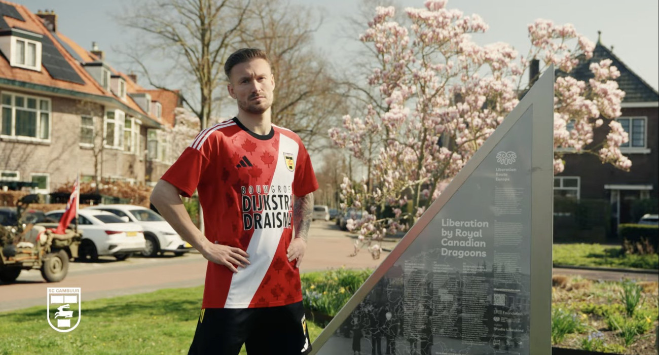 Η Καμπούρ τιμάει την απελευθέρωση από τους Ναζί με φανέλα αφιερωμένη στον Καναδά!