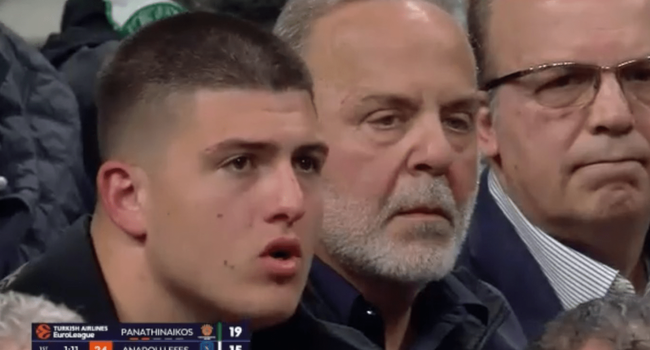 Ο Καρλαύτης τραγουδάει συνθήματα στο ΟΑΚΑ - Στο γήπεδο και ο Βαγιαννίδης