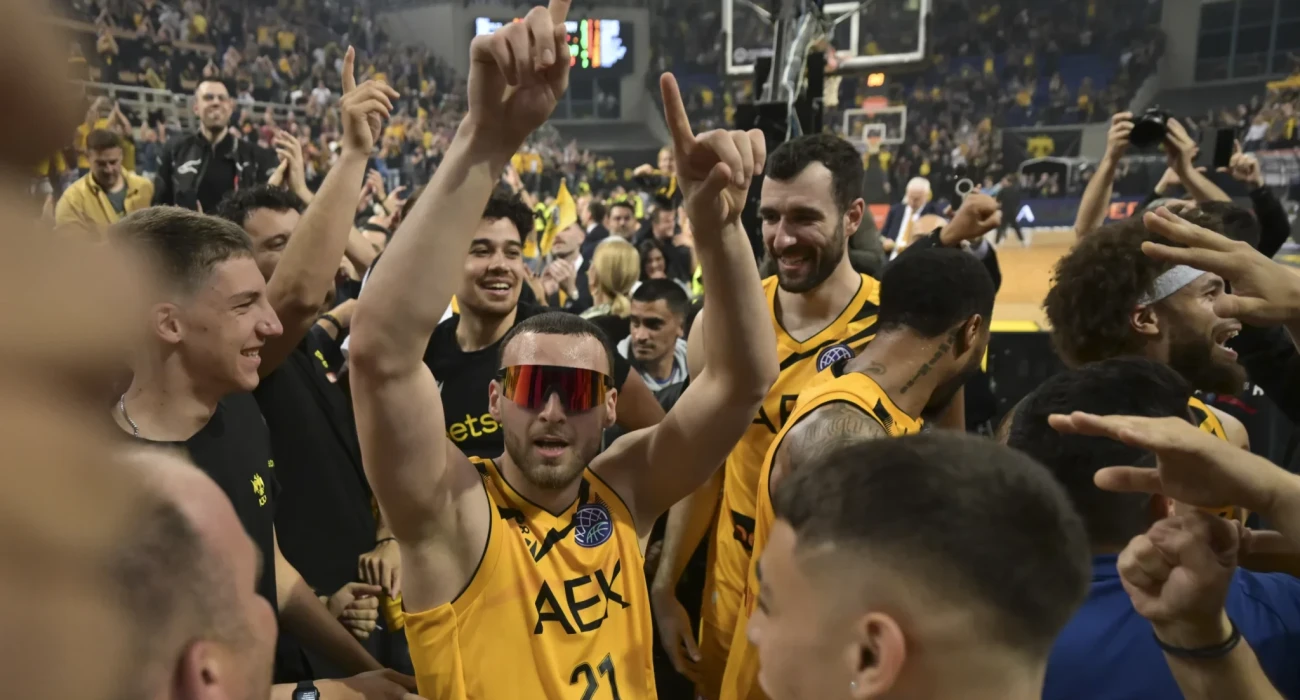 Η ιστορία μιας φωτογραφίας: Πώς ο Νετζήπογλου έγινε viral στους πανηγυρισμούς της ΑΕΚ