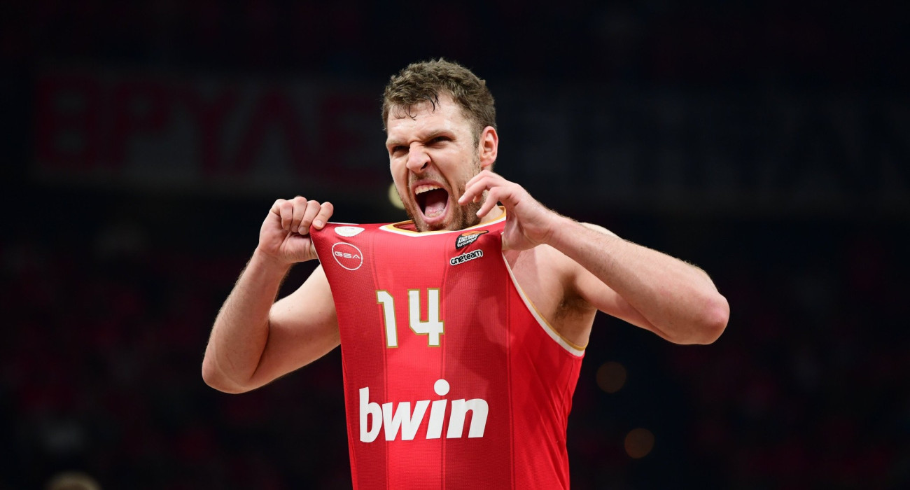 O Σάσα Βεζένκοφ με τη φανέλα του Ολυμπιακού, Πηγή: Eurokinissi