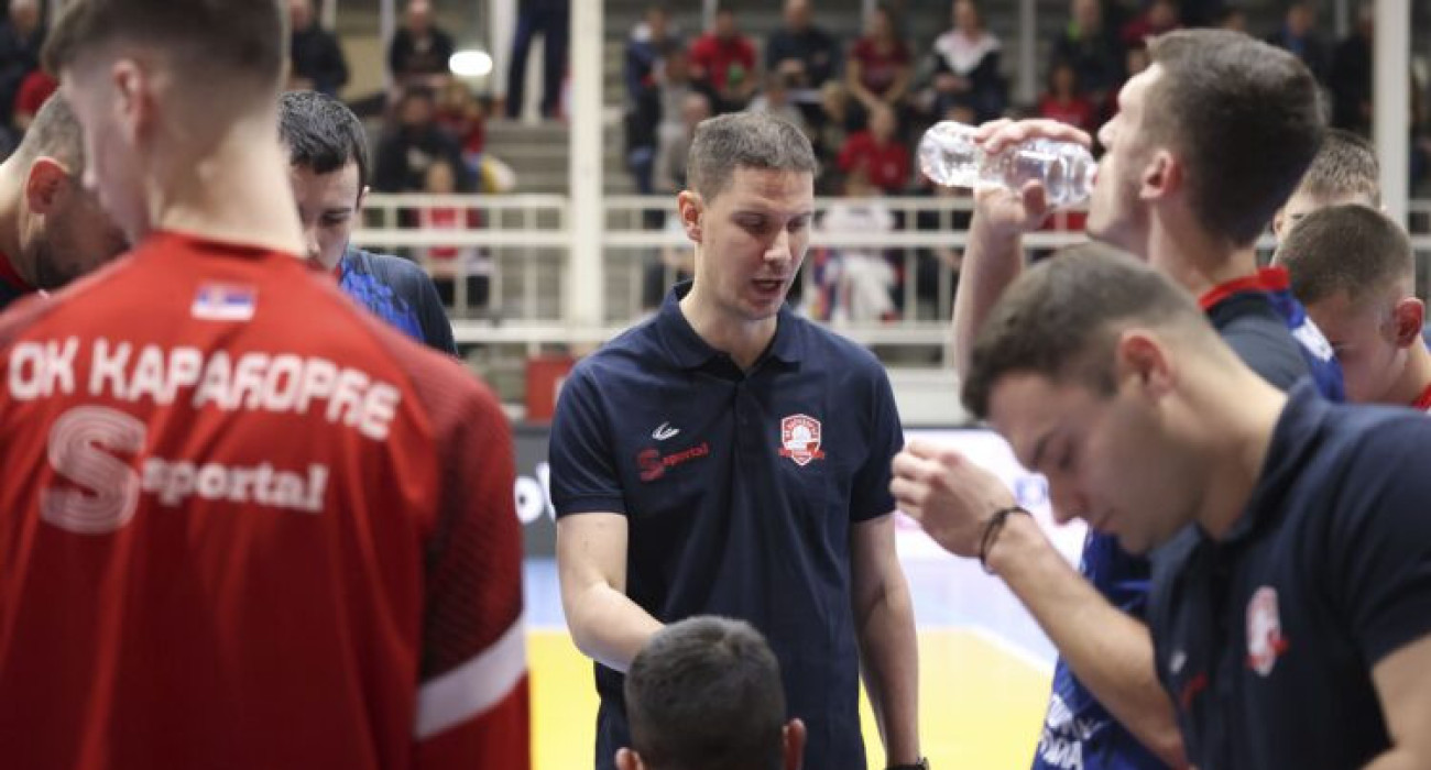 Ο Νέβεν Μαΐστόροβιτς δίνει οδηγίες στην ομάδα της Τοπόλα / Πηγή: CEV