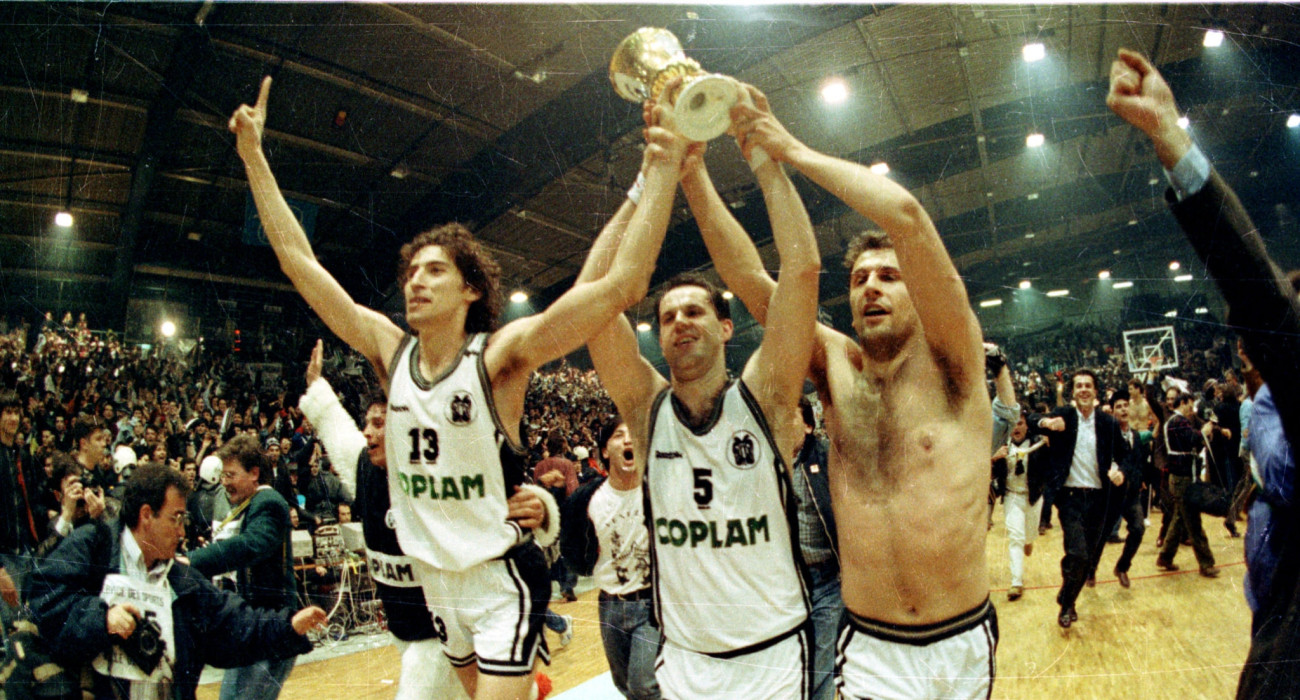 Οι παίκτες του ΠΑΟΚ πανηγυρίζουν το κύπελλου κυπελλούχων του 1991/Πηγή: Eurokinissi