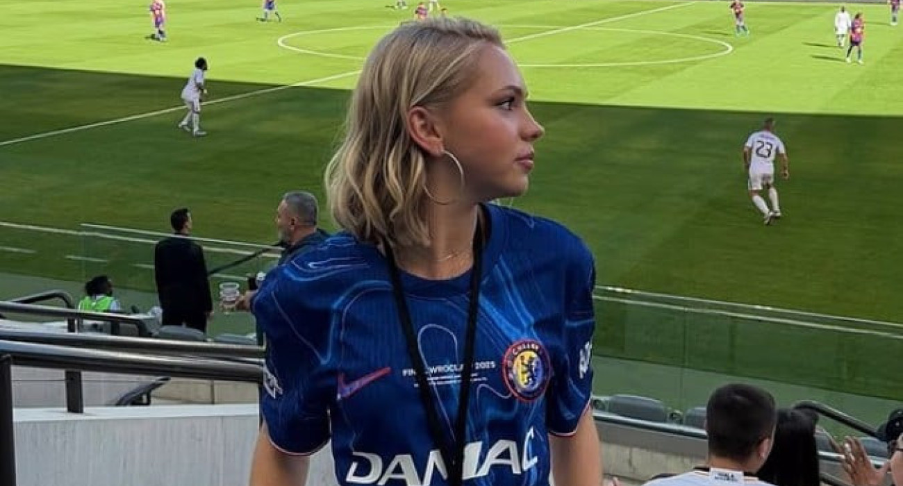 Η πανέμορφη σύντροφος του Μούντρικ