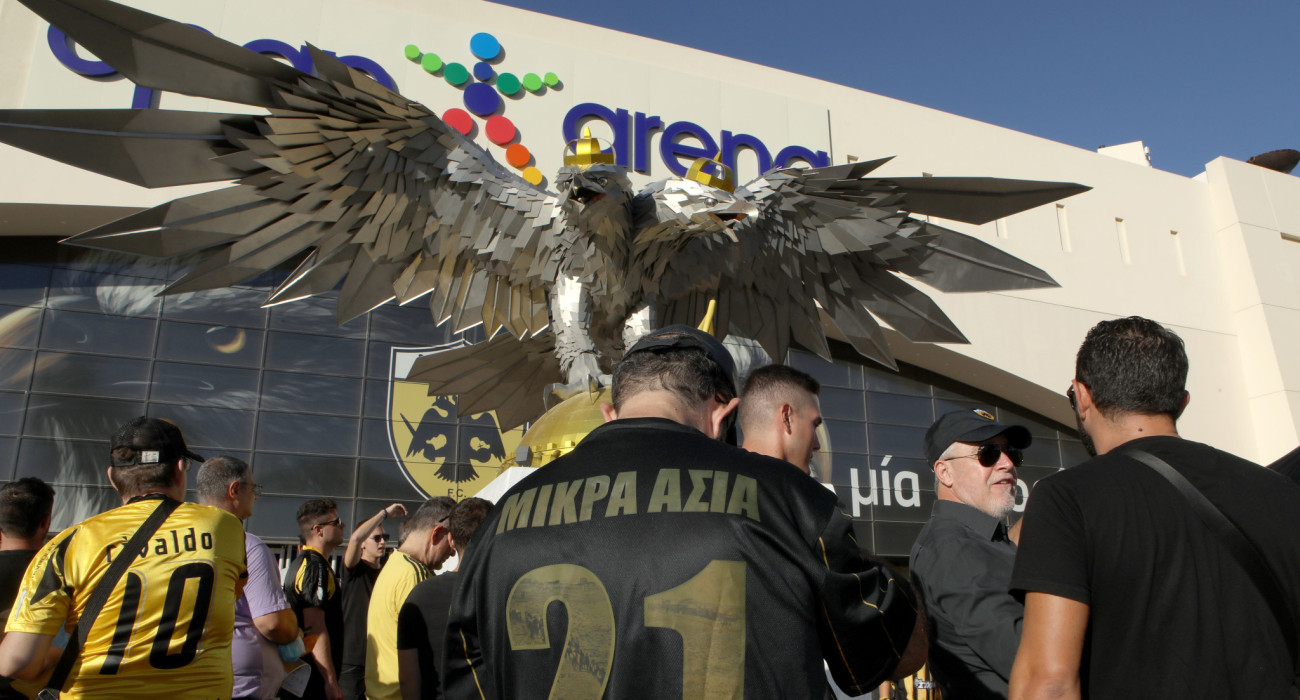 Φίλαθλος της ΑΕΚ με φανέλα για τη Μικρά Ασία έξω από το γήπεδο της Ένωσης / Πηγή: Intime