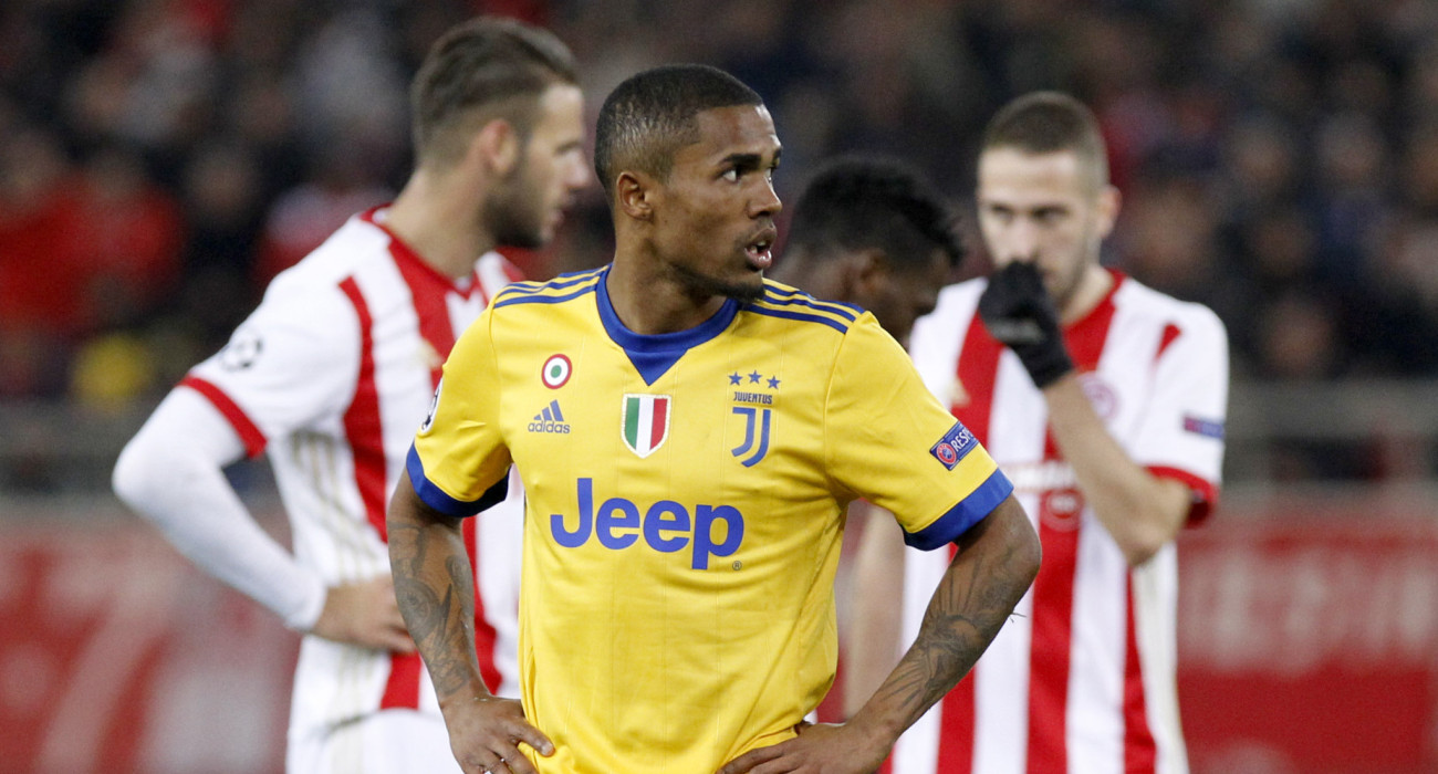 Ο Ντάγκλας Κόστα με τη φανέλα της Γιουβέντους κόντρα στον Ολυμπιακό / Πηγή: Eurokinissi