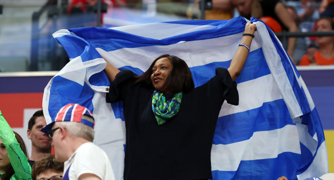 Η Σάρα Καραλή με την ελληνική σημαία υποστηρίζει τον Manolo στο Ευρωπαϊκό κλειστού του Άπελντοορν το 2025 / Πηγή: Eurokinissi