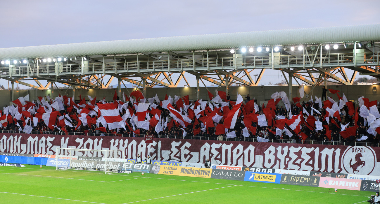 Ο κόσμος της ΑΕΛ Novibet στέκεται δίπλα στην ομάδα / Πηγή: Intime