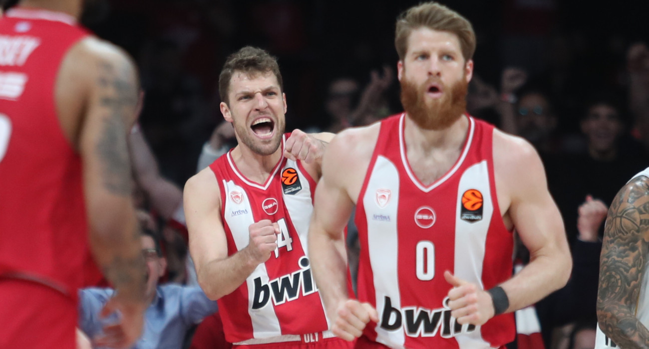 Ο Τόμας Γουόκαπ και ο Σάσα Βεζένκοφ πανηγυρίζουν / πηγή: intime