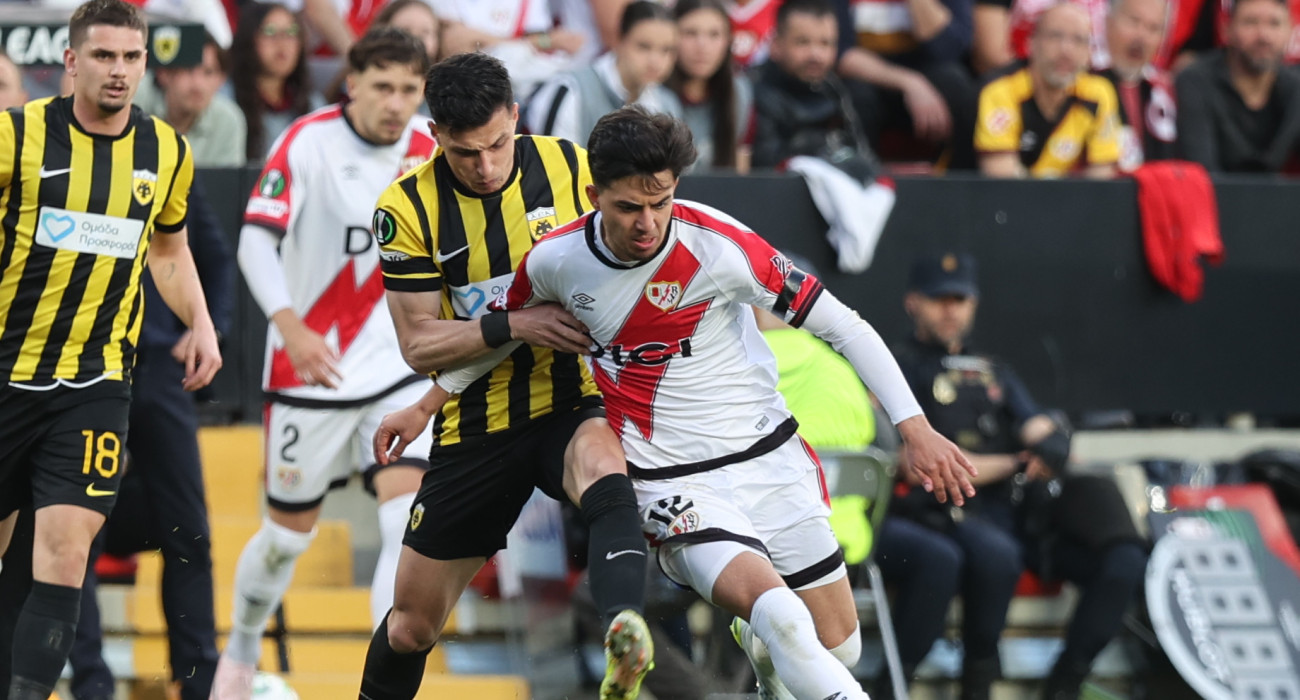 Ακομάς και Πήλιος σε μονομαχία στο Ράγιο Βαγιεκάνο-ΑΕΚ / Πηγή: Intime