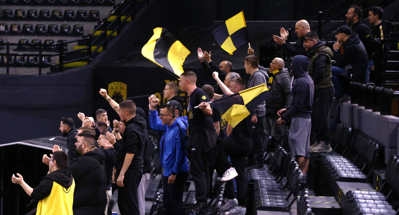 Ο κόσμος της ΑΕΚ στην προπόνηση στη Sunel Arena - Πηγή: Intime