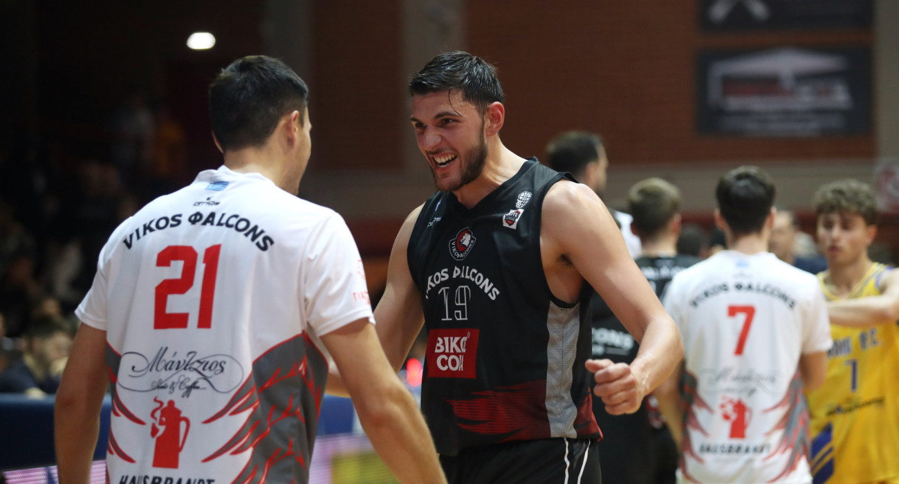 Οι παίκτες των Ιωαννίνων πανηγυρίζουν το σπουδαίο «διπλό» επί του Λαυρίου / Πηγή: InTime