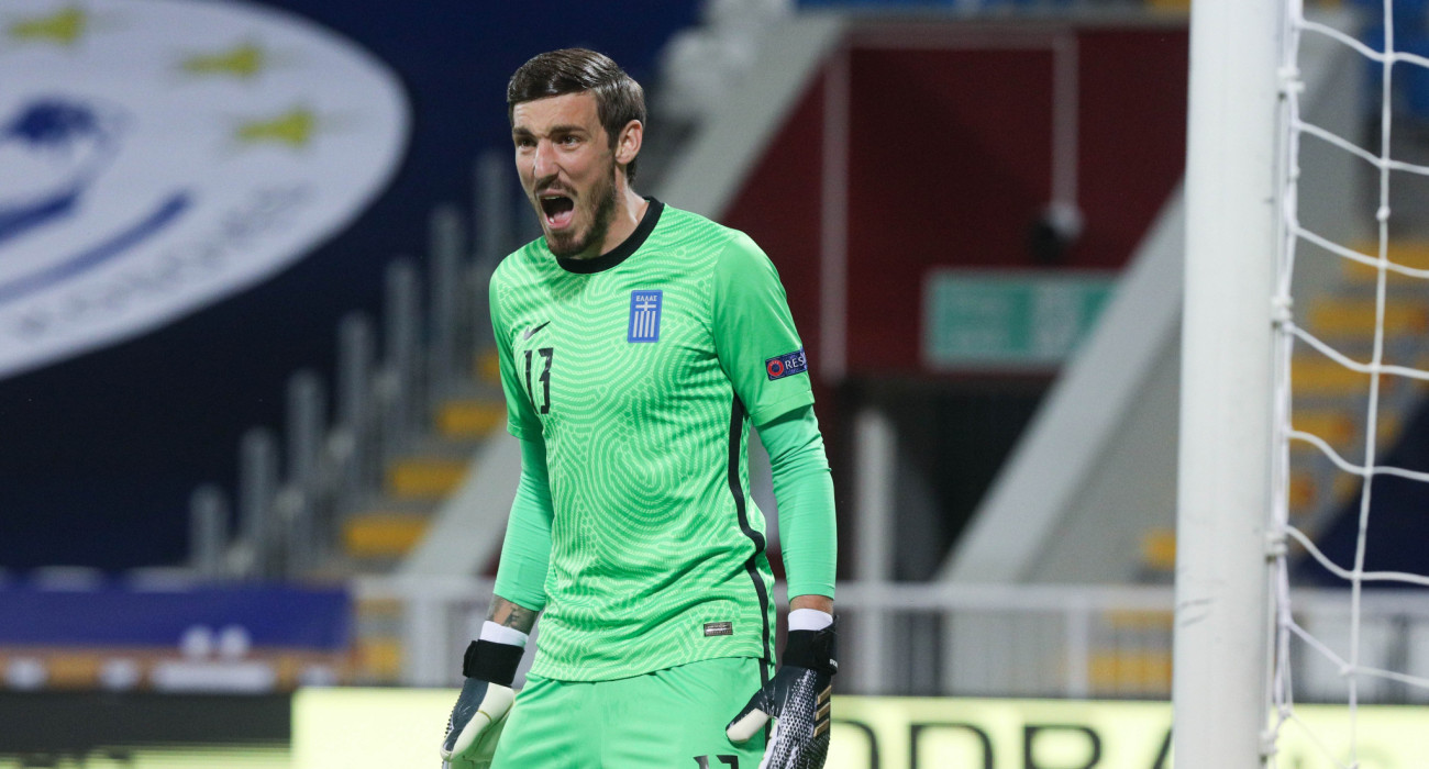 Ο Βασίλης Μπάρκας με το εθνόσημο/ Πηγή: Eurokinissi