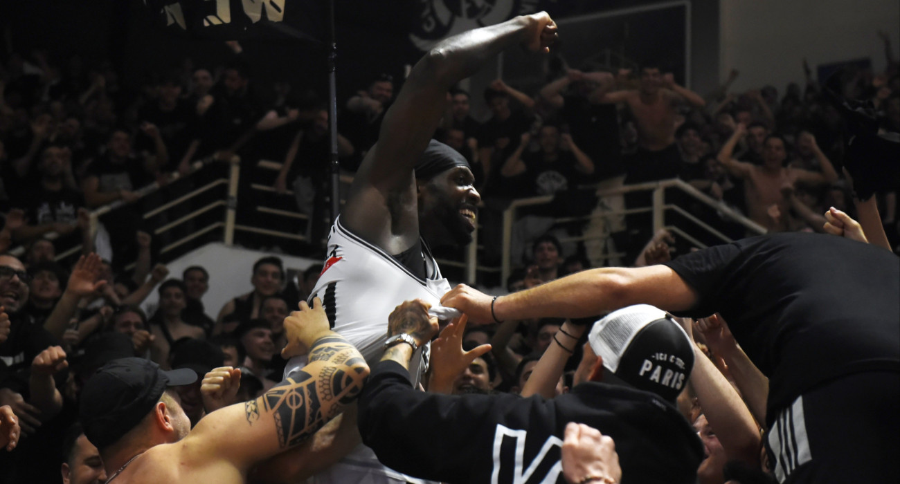 Ο Πάτρικ Μπέβερλι «χάθηκε» στις αγκαλιές των φίλων του ΠΑΟΚ / Πηγή: InTime