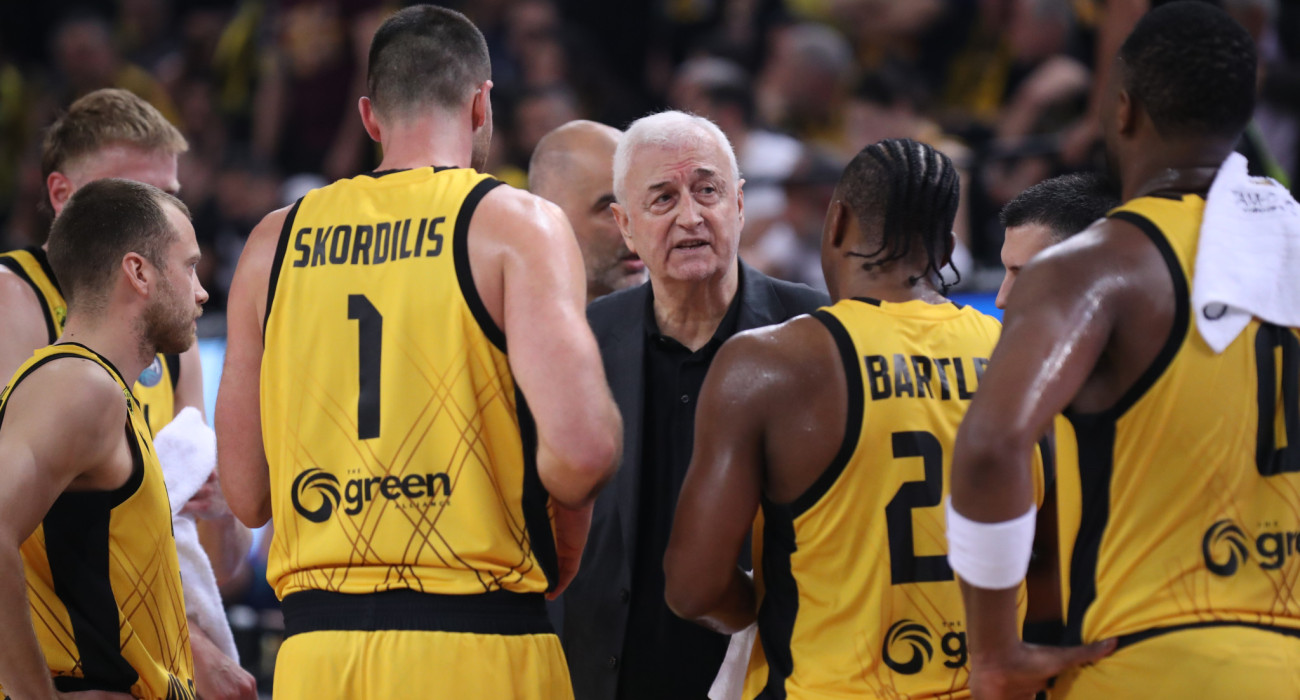 Ο Σάκοτα και οι παίκτες της ΑΕΚ - Πηγή: Intime