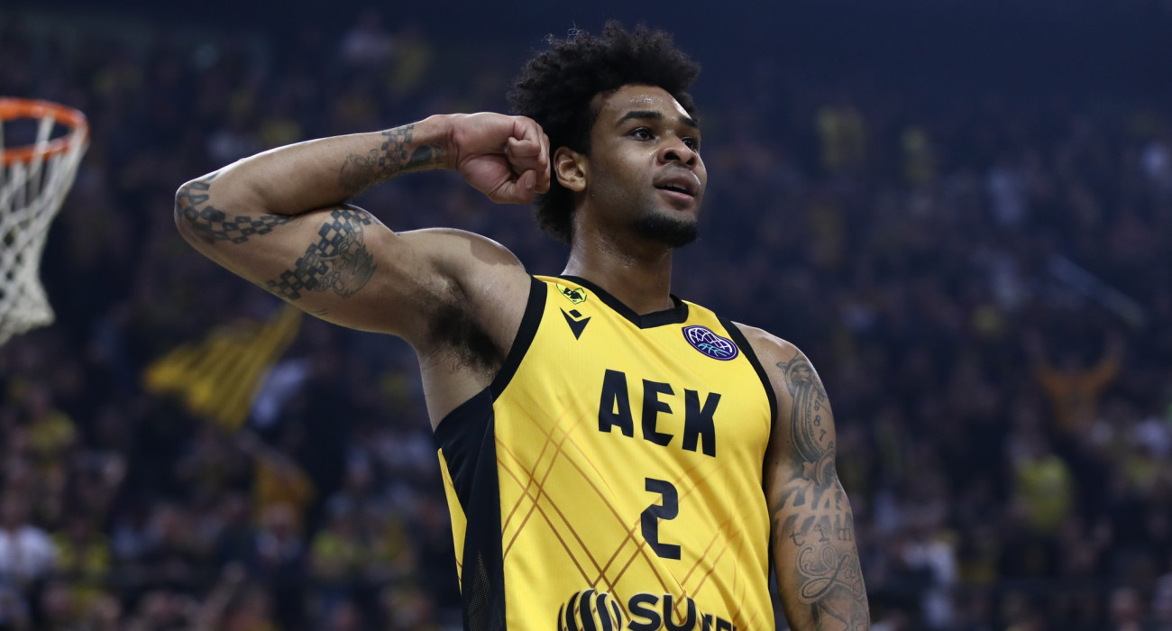 O Γκρεγκ Μπράουν με τη φανέλα της ΑΕΚ / Πηγή: InTime