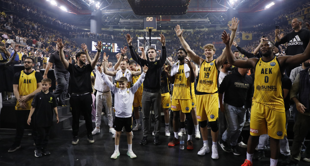 Οι παίκτες της ΑΕΚ πανηγυρίζουν με τον κόσμο μετά την πρόκριση επί της Μπανταλόνα / πηγή: intime
