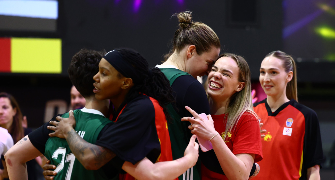 Οι αγκαλιές των αθλητριών των δύο ομάδων / Πηγή: InTime