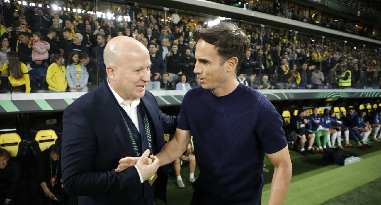 Ο Μάρκο Νίκολιτς με τον τεχνικό της Ράγιο Βαγιεκάνο, Ινίγκο Πέρεθ πριν τη σέντρα / Πηγή: Intime