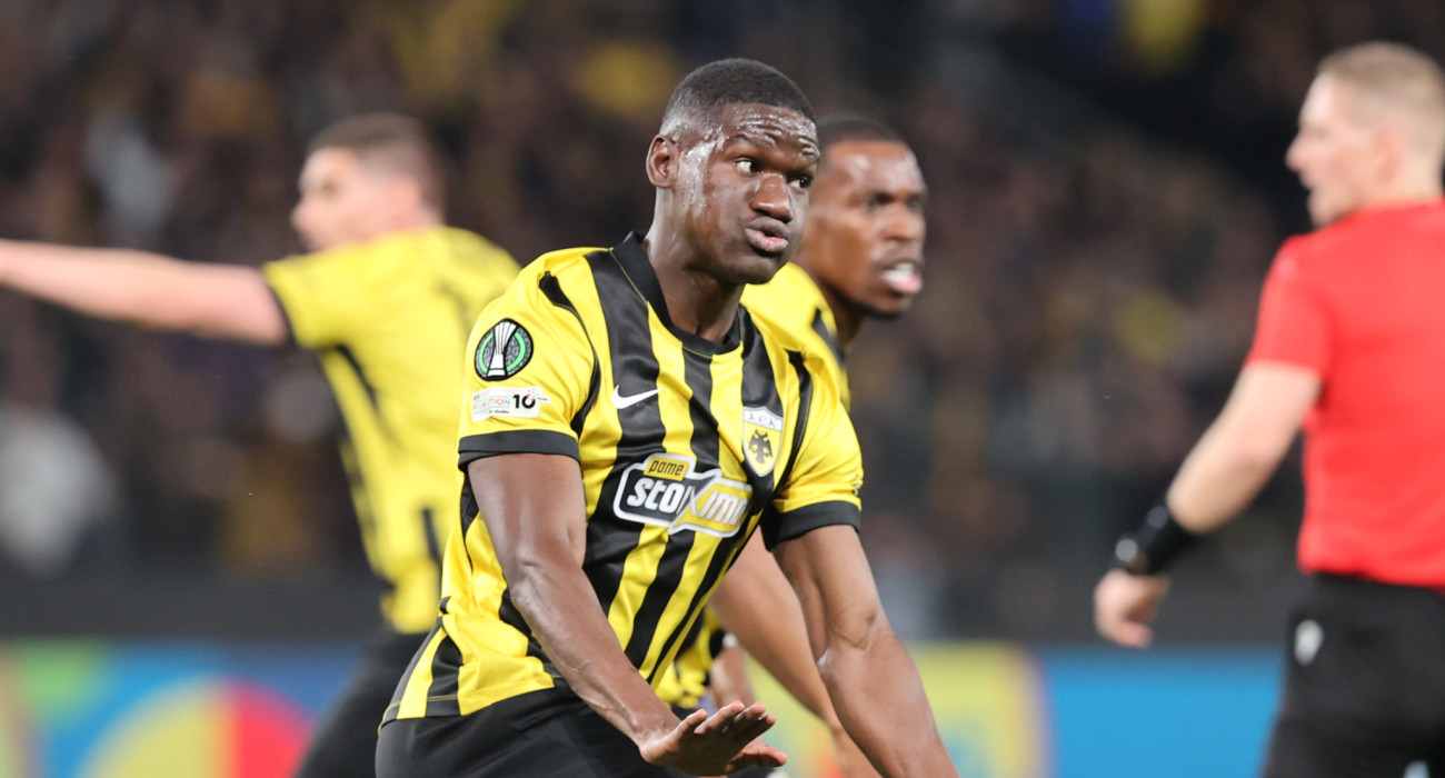 Ο Ζίνι πανηγυρίζει το γκολ του στο ΑΕΚ-Ράγιο Βαγιεκάνο / Πηγή: Intime