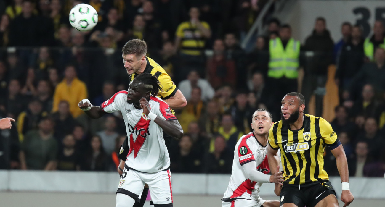 Ο Πατέ Σις στον αγώνα της ΑΕΚ με τη Ράγιο Βαγιεκάνο / Πηγή: Intime