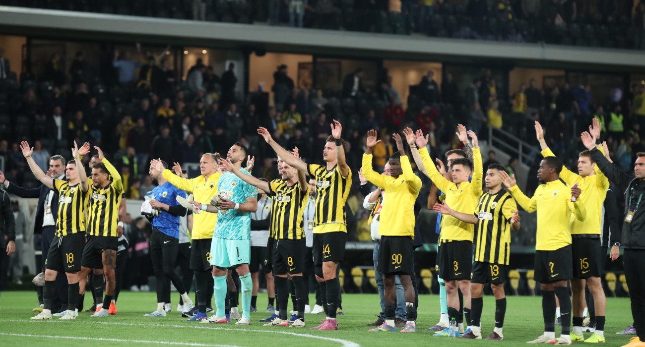 Η ΑΕΚ χειροκροτά τον κόσμο στο τέλος /Πηγή: Intime