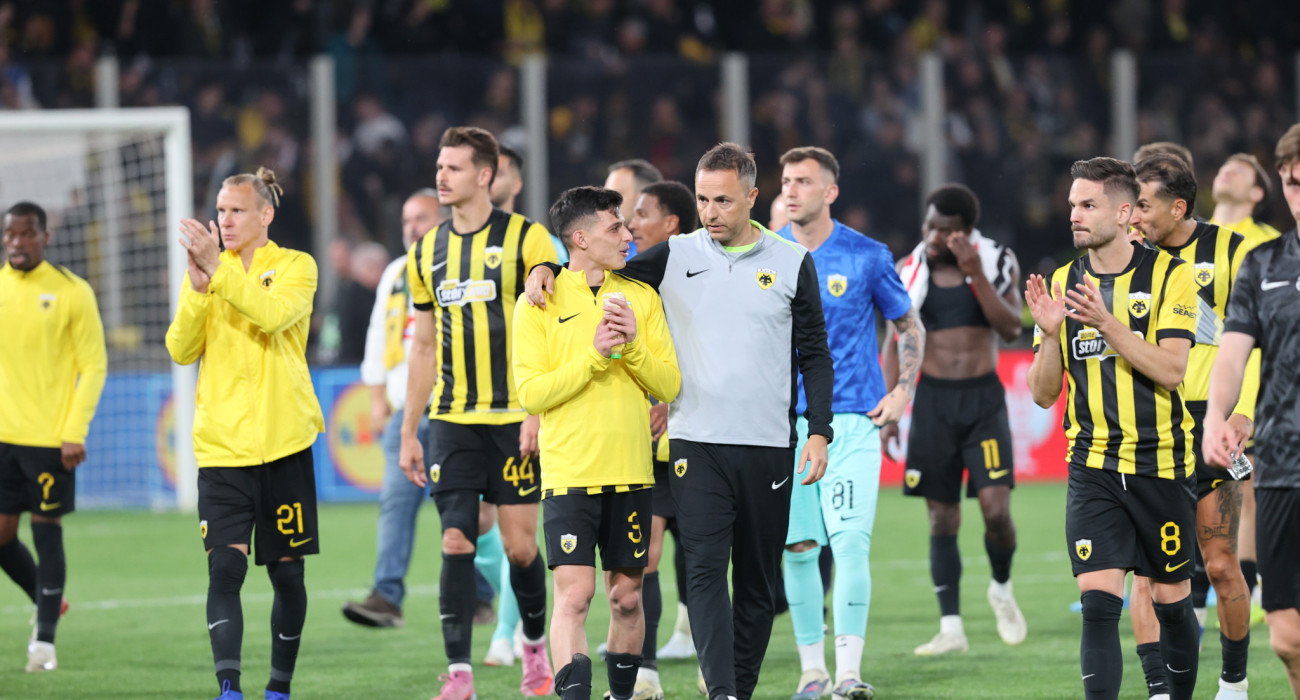 Οι παίκτες της ΑΕΚ χειροκροτούν τους φιλάθλους στη Νέα Φιλαδέλφεια / Πηγή: Intime