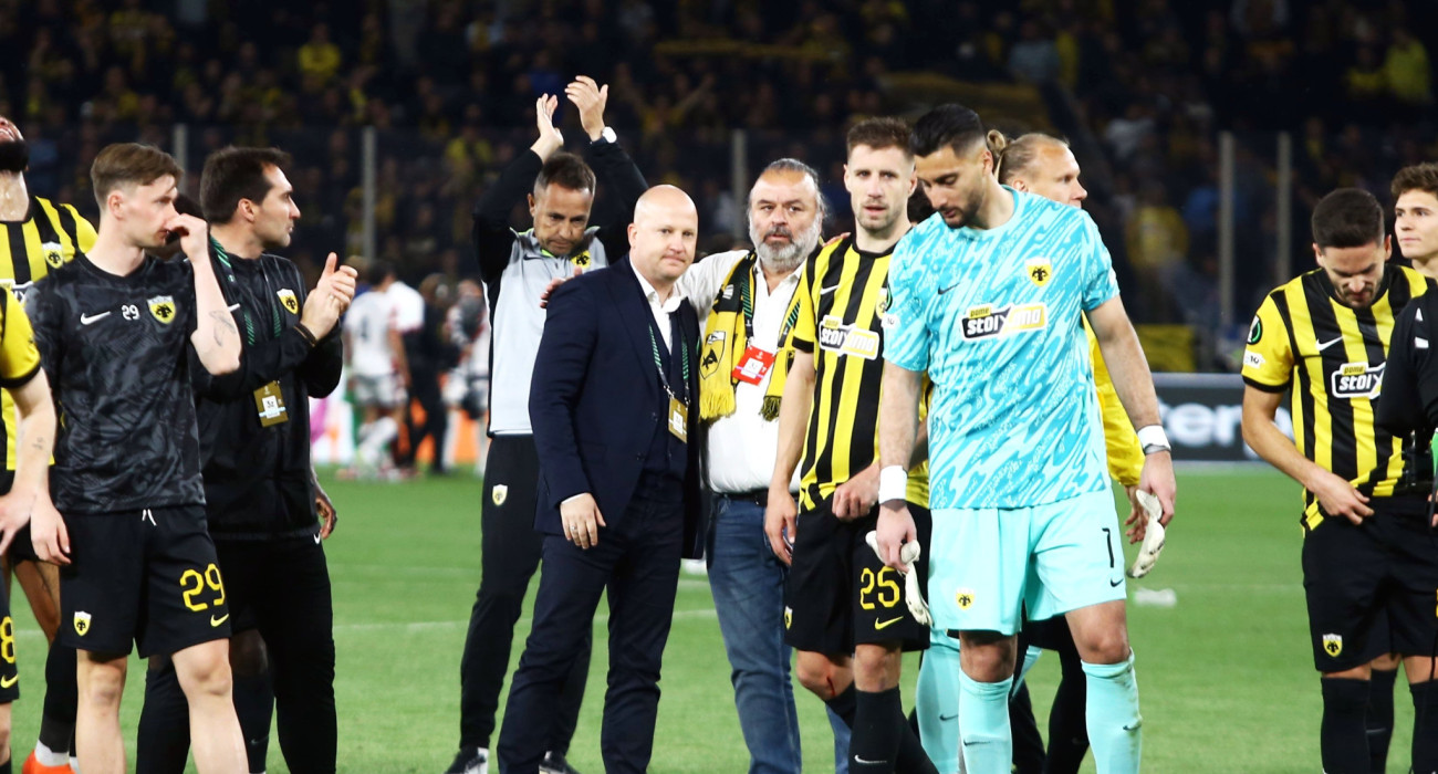 Ο Μάριος Ηλιόπουλος με τους παίκτες της ΑΕΚ και τον Μάρκο Νίκολιτς / Πηγή: Intime