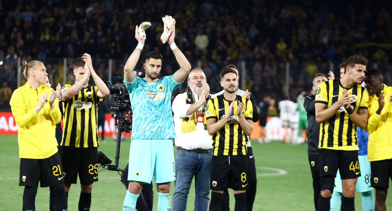 Το χειροκρότημα των παικτών της ΑΕΚ στους οπαδούς / Πηγή: Intime