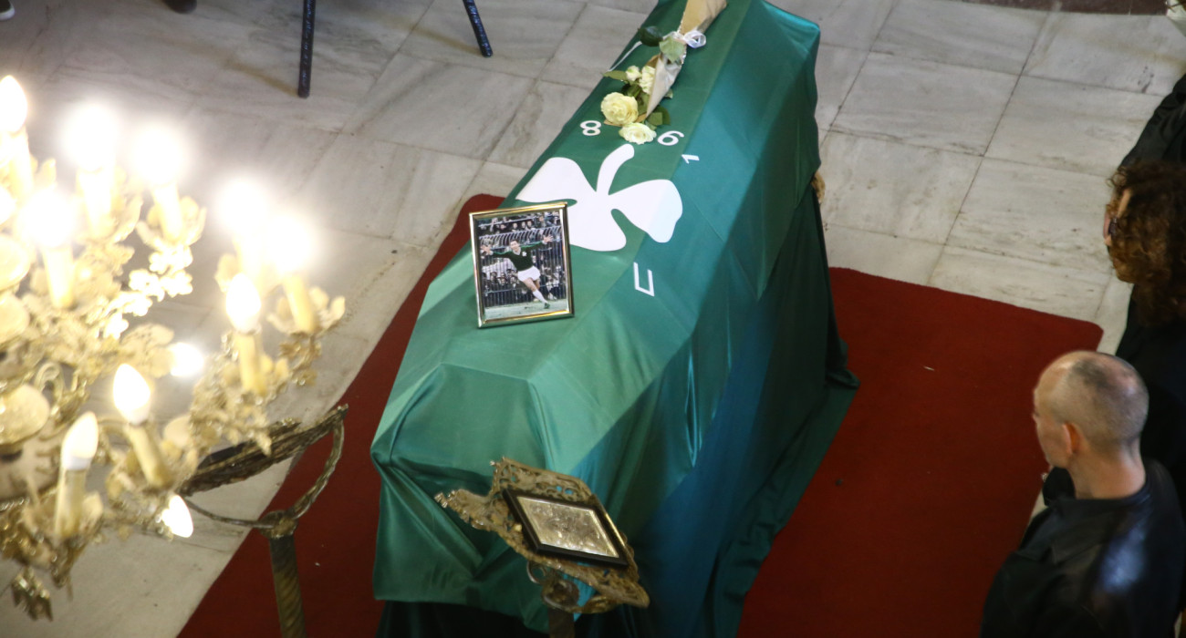 Συγκίνηση στην εξόδιο ακολουθία του Γιώργου Γονιού, κηδεύτηκε με τη σημαία του Παναθηναϊκού / Πηγή: InTime