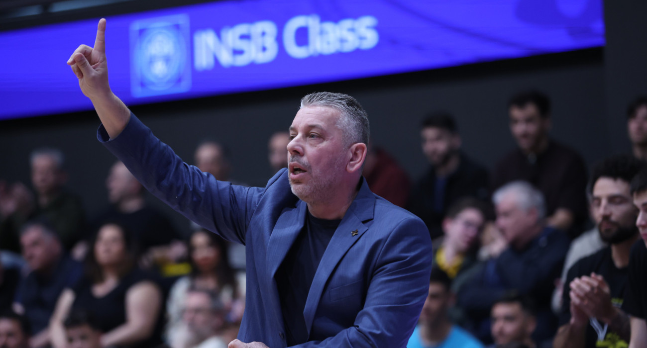 Ο Ηλίας Παπαθεοδώρου απέναντι στον Κολοσσό Ρόδου / πηγή: Intime