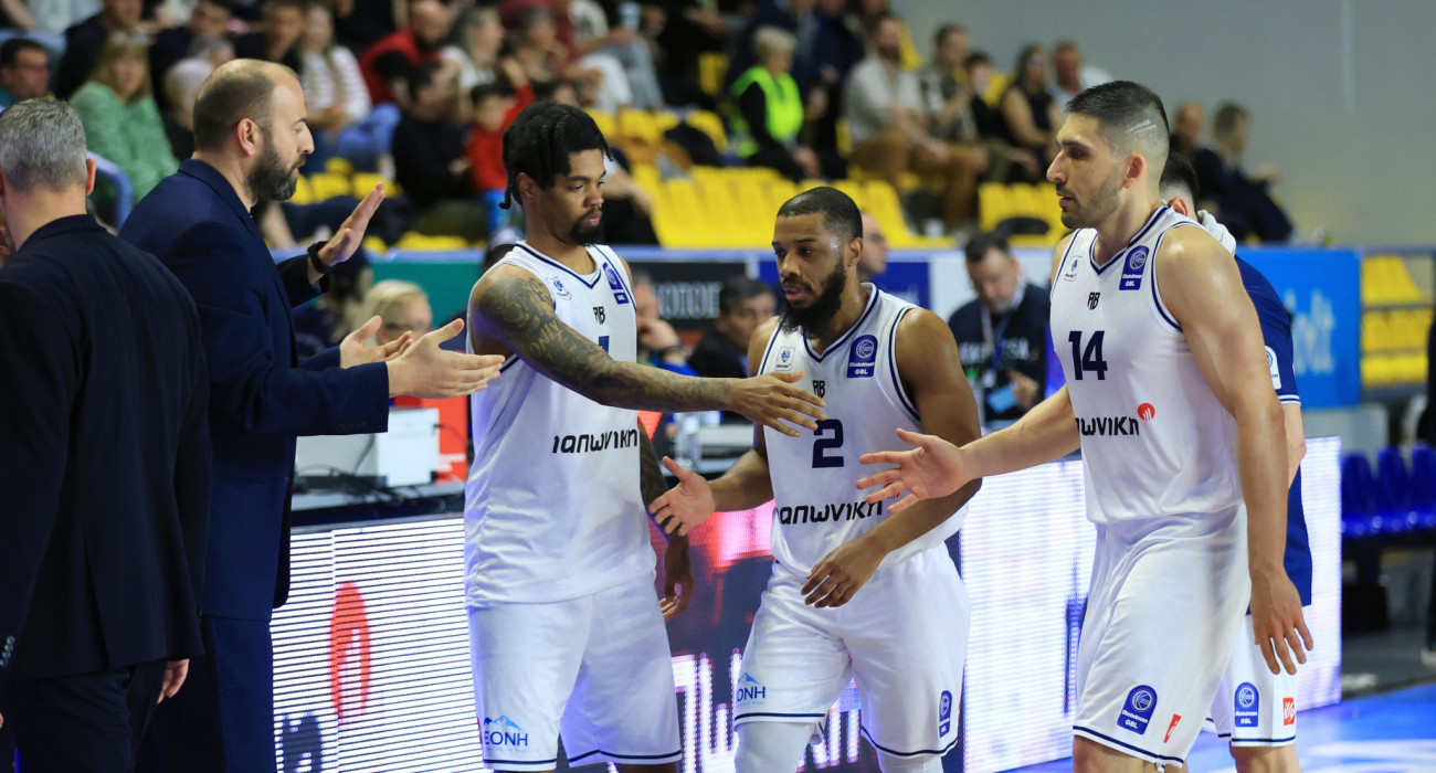 Οι παίκτες της Καρδίτσας πανηγυρίζουν τη σπουδαία νίκη επί του Προμηθέα / Πηγή: Eurokinissi