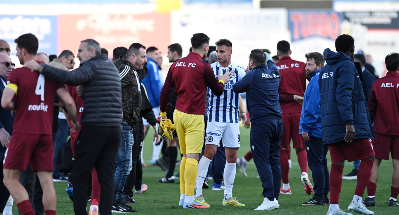 Μεγάλη ένταση μεταξύ των παικτών στο Ατρόμητος - ΑΕΛ Novibet (videos)