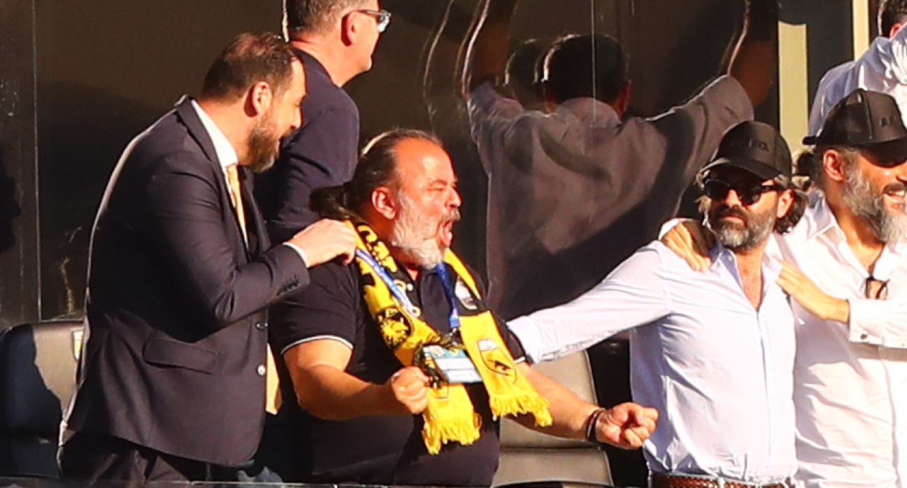 Ο Μάριος Ηλιόπουλος κατά τους πανηγυρισμούς του στο ΑΕΚ - ΠΑΟΚ / Πηγή: intime