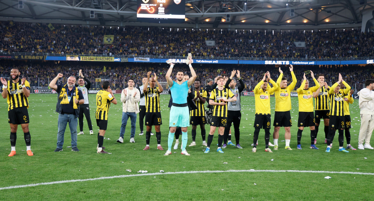 Οι παίκτες της ΑΕΚ αποθεώνονται από τον κόσμο της / Πηγή: Intime